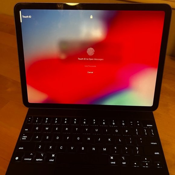 GOOD AS NEW --iPad Air (5th generation) -- STILL UNDER WARRANTY - Picture 1 of 5